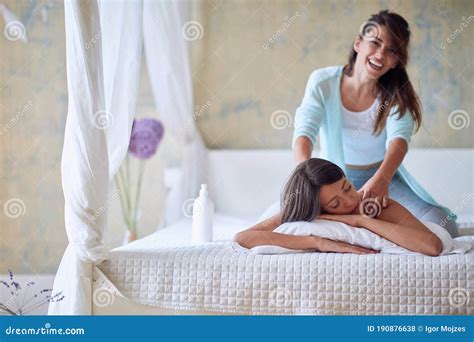 lesbische massage|Vídeos pornôs com Lesbian Massage 